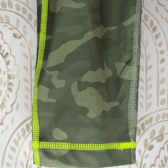 Vineyard Vines Camo Green Printed Leggings Women’s Size Small NEW! - Picture 4 of 8